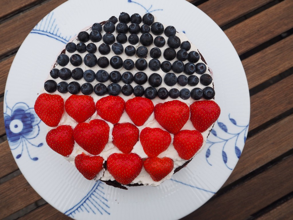 Chokoladekage med bær