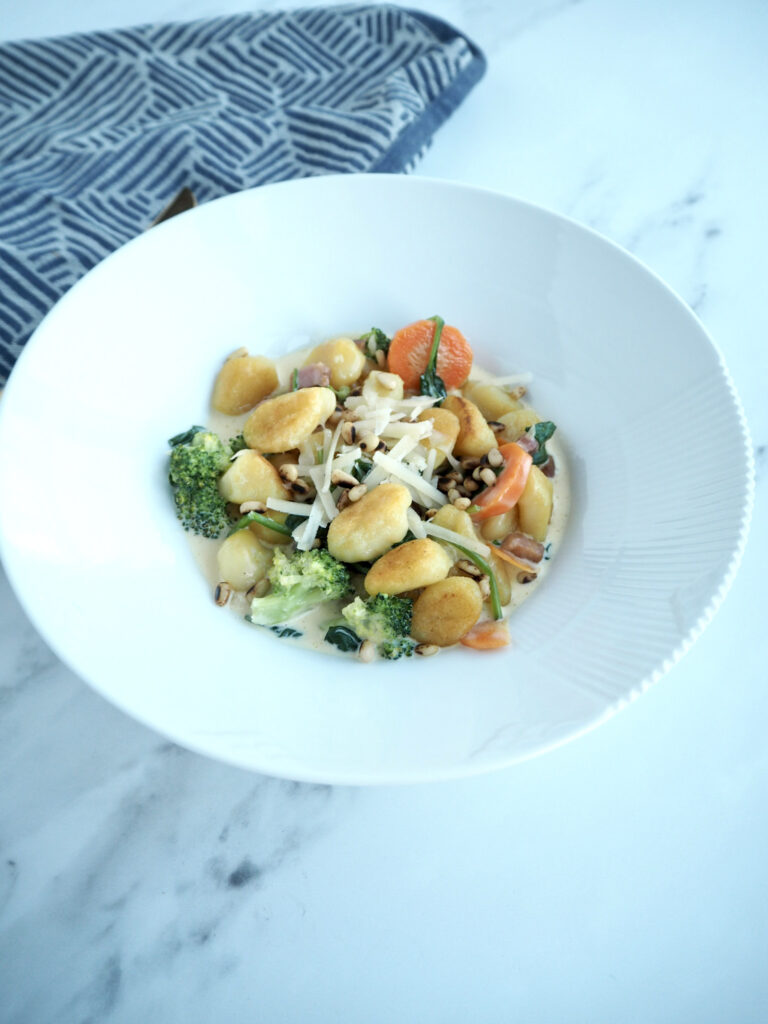 Glutenfri gnocchi med grønt, pinjekerner og parmesan