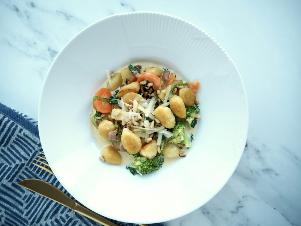 Glutenfri gnocchi med grønt, pinjekerner og parmesan