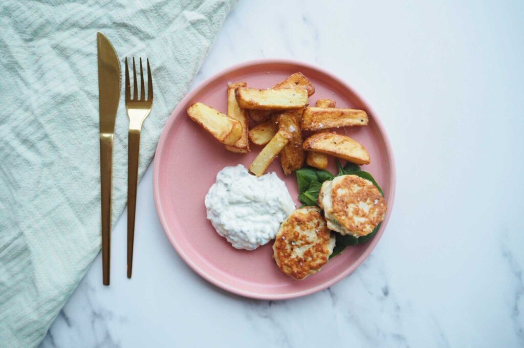 Glutenfri kyllingefrikadeller med tzatziki og sprøde fritter