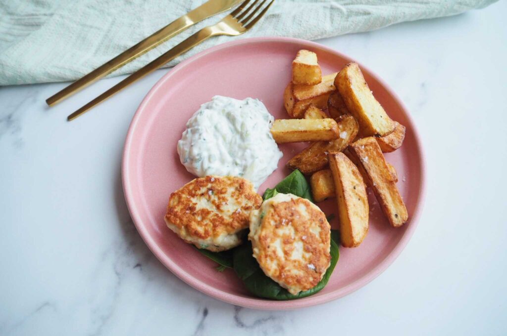 Glutenfri kyllingefrikadeller med tzatziki og sprøde fritter