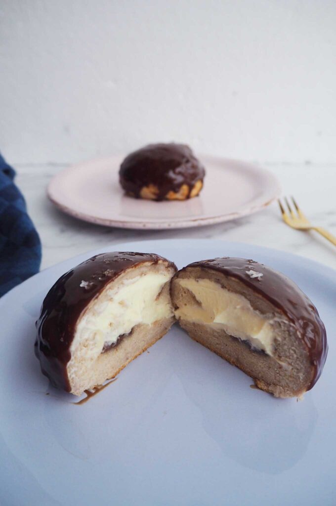 Glutenfri fastelavnsbolle med nougat og hvidchokoladecreme toppet med chokoladeganache og flagesalt