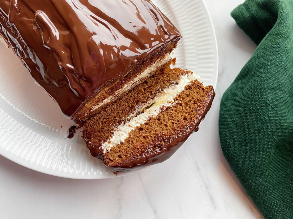 Glutenfri honningkage med smørcreme og abrikosmarmelade