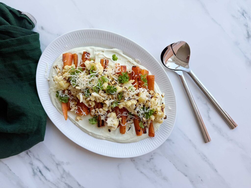 Grillede gulerødder og blomkål på en feta- og avokadocreme