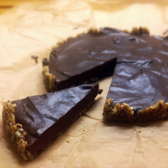 Raw chokoladekage med nøddecrunch