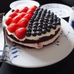 Chokoladekage med jordbærskum