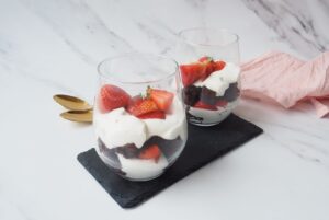 Glutenfri-chokoladekage-og-frugttrifli