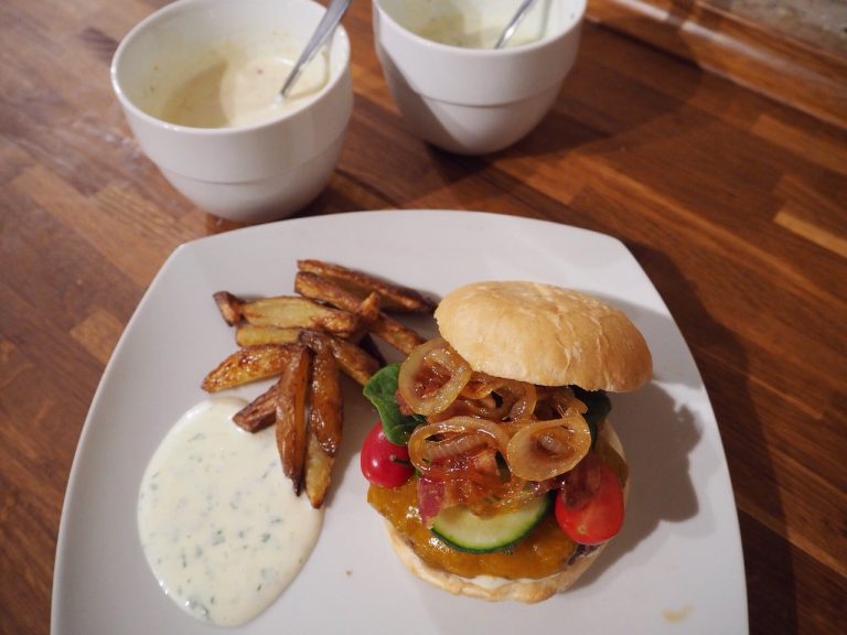 Burger med hjemmelavet mayonnaise og karamelliserede løg