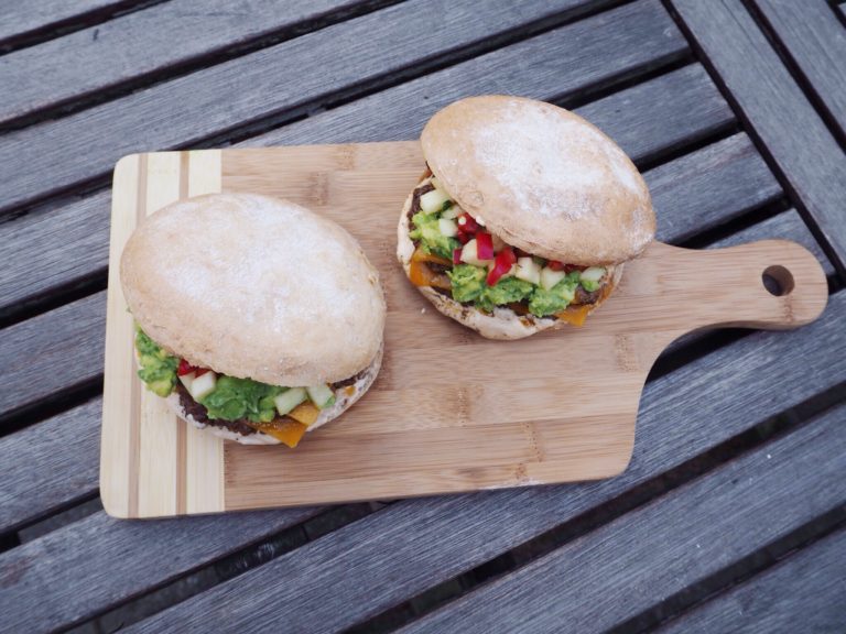 Glutenfri cheeseburger med ananas