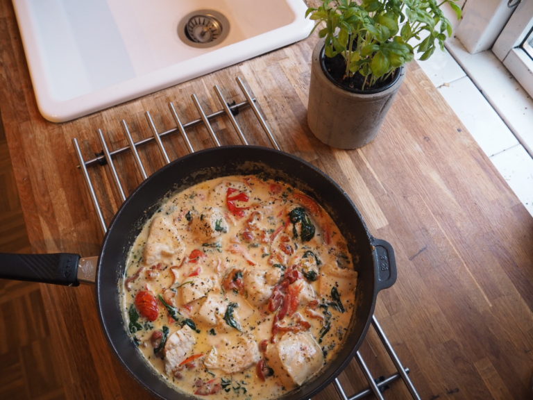 Cremet hvidløgskylling med glutenfri pasta