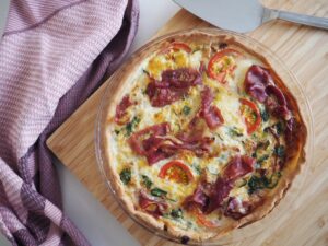 Glutenfri tærte med tomat og serranoskinke