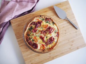 Glutenfri tærte med tomat og serranoskinke