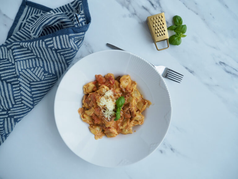 Glutenfri tortellini med bacon og flødesauce