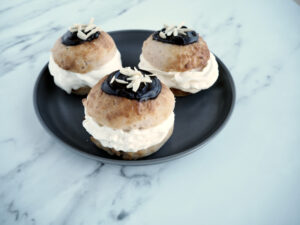 Glutenfri fastelavnsboller med creme og brunsvigerfyld