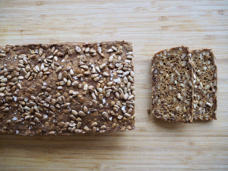 Glutenfrit 'rugbrød' med få ingredienser