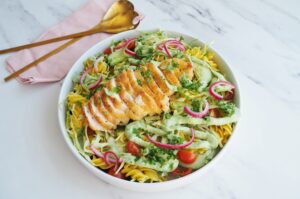 Glutenfri pastasalat med crispy kylling