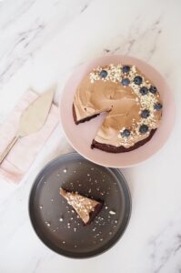 Glutenfri chokoladekage med chokolademousse og krystalliseret hvid chokolade