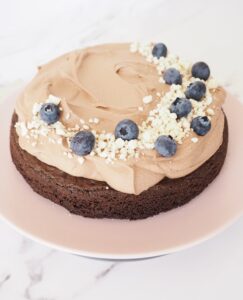 Glutenfri chokoladekage med chokolademousse og krystalliseret hvid chokolade