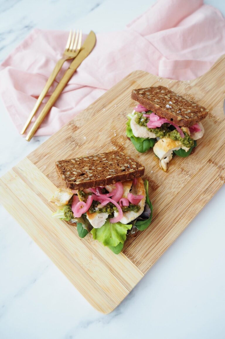 Glutenfri Kernebrødssandwich med kylling og rødløg