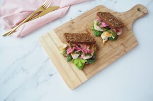 Glutenfri Kernebrødssandwich med kylling og rødløg