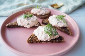 Varmrøgetlaksesalat på smørstegt glutenfri softkernebrød