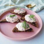 Varmrøget laksesalat på smørstegt glutenfri softkernebrød