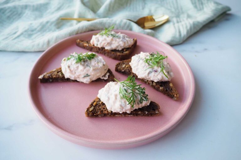 Varmrøget laksesalat på smørstegt glutenfri softkernebrød