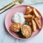 Glutenfri kyllingefrikadeller med tzatziki og sprøde fritter