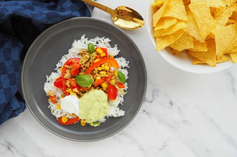 Hurtig mexipande med guacamole og ris