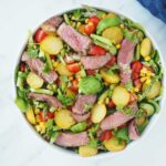 Salat med bøf, sprøde grøntsager og bagte kartofler