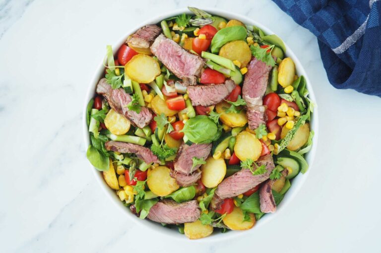 Salat med bøf, sprøde grøntsager og bagte kartofler