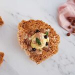 Glutenfri nøddekurve med chokolademousse og vaniljeis