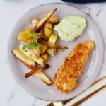 Glutenfri crispy chicken nuggets med rodfrugter og avokadocreme