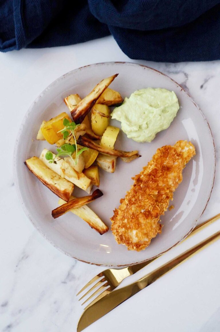 Glutenfri crispy chicken nuggets med rodfrugter og avokadocreme