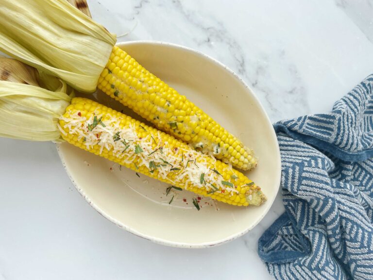 Grillede majskolber med hvidløgssmør eller parmesan