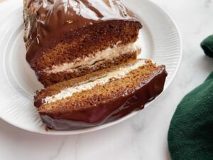 Glutenfri honningkage med smørcreme og abrikosmarmelade