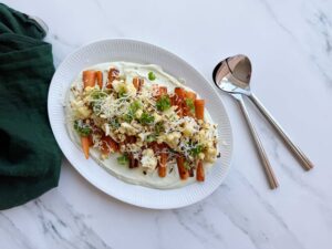Grillede gulerødder og blomkål på en feta- og avokadocreme