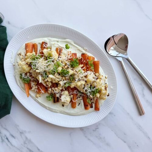 Grillede gulerødder og blomkål på en feta- og avokadocreme