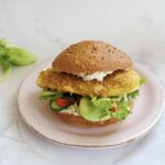 Glutenfri crispy kyllingeburger med bacon og estragonmayo
