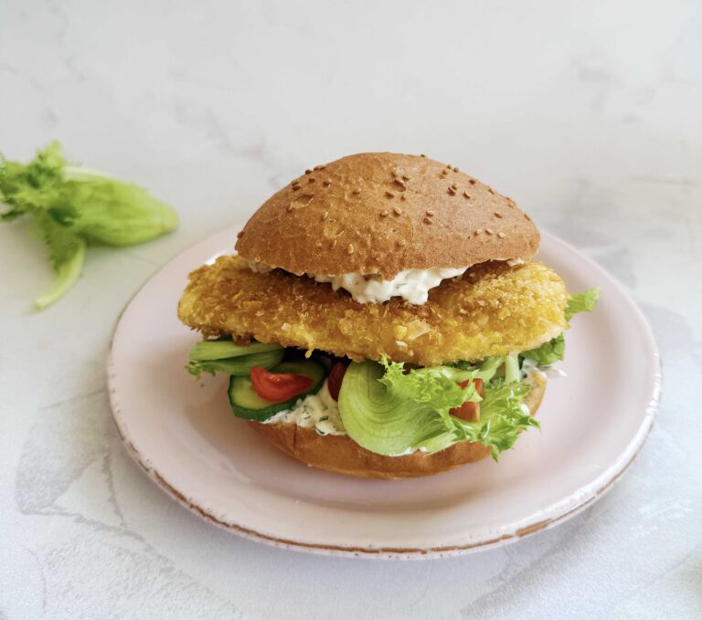 Glutenfri crispy kyllingeburger med bacon og estragonmayo